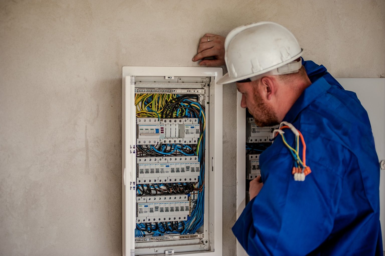 industrial-electrician-1536x1022
